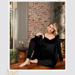 Şıklık Ve Konfor: 3’lü Kadifeli Sabahlıklı Siyah Kadın Pijama – Dantel Detaylı